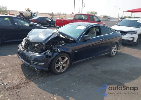 2012 Mercedes-Benz C 250 z USA, uszkodzony, nr VIN WDDGJ4HB0CF878558